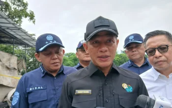 Kondisi permukaan Sungai Cisadane yang tertutup buih putih dan dipenuhi biota ikan yang mati akibat kontaminasi zat kimia Cypermetrin dan Profenofos.