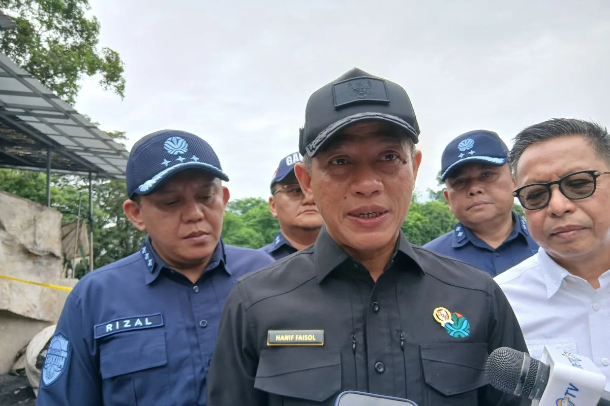 Kondisi permukaan Sungai Cisadane yang tertutup buih putih dan dipenuhi biota ikan yang mati akibat kontaminasi zat kimia Cypermetrin dan Profenofos.