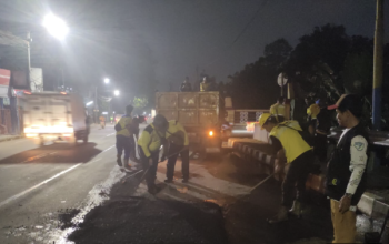 Visual perbandingan (before-after) Jalan Raya Bouraq yang kini telah tertutup aspal hotmix mulus, memberikan rasa aman bagi pengendara motor.