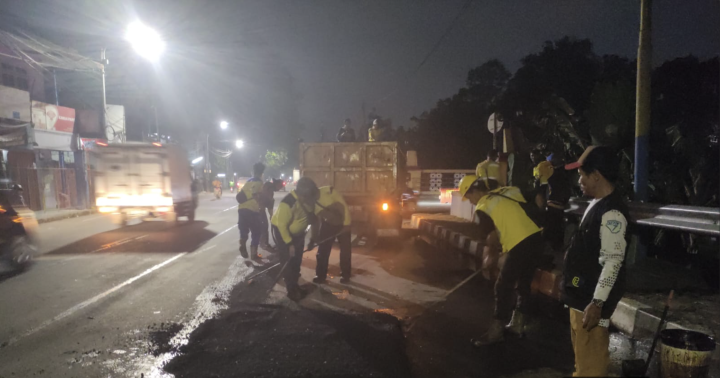Visual perbandingan (before-after) Jalan Raya Bouraq yang kini telah tertutup aspal hotmix mulus, memberikan rasa aman bagi pengendara motor.