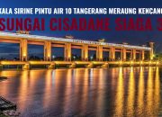 Suasana Bendungan Pintu Air 10 Tangerang saat debit air Kali Cisadane naik ke level Siaga 3 pada Jumat dini hari.