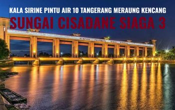 Suasana Bendungan Pintu Air 10 Tangerang saat debit air Kali Cisadane naik ke level Siaga 3 pada Jumat dini hari.