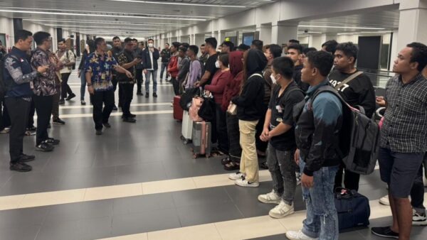 Suasana haru penyerahan 36 WNI korban online scam Kamboja kepada keluarga dan instansi terkait di Terminal 3 Bandara Soekarno-Hatta