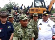 Brigjen TNI Faisal Rizal bersama Wali Kota Benyamin Davnie memantau pengangkutan sampah di TPS Lengkong Gudang Timur Tangerang Selatan.