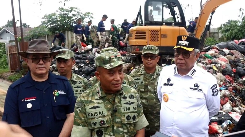 Brigjen TNI Faisal Rizal bersama Wali Kota Benyamin Davnie memantau pengangkutan sampah di TPS Lengkong Gudang Timur Tangerang Selatan.