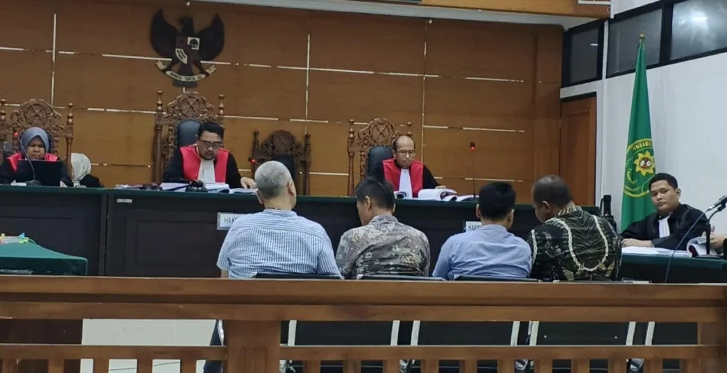 Mantan Kadis DLH Tangsel Wahyunoto Lukman mendengarkan pembacaan tuntutan 12 tahun penjara dalam sidang korupsi sampah di PN Serang