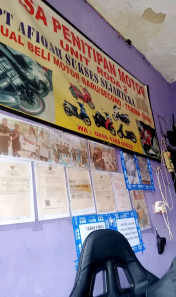 Foto bukti kondisi motor matic yang kusam dengan shockbreaker belakang hasil lasan dan ban yang telah ditukar setelah ditebus dari tempat gadai PT Afiqah Sukses Sejahtera Cipondoh.