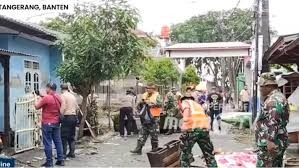Petugas gabungan BPBD, TNI, dan Polri bersama-sama menyemprotkan air untuk membersihkan sisa lumpur banjir di jalan utama Kecamatan Periuk Tangerang