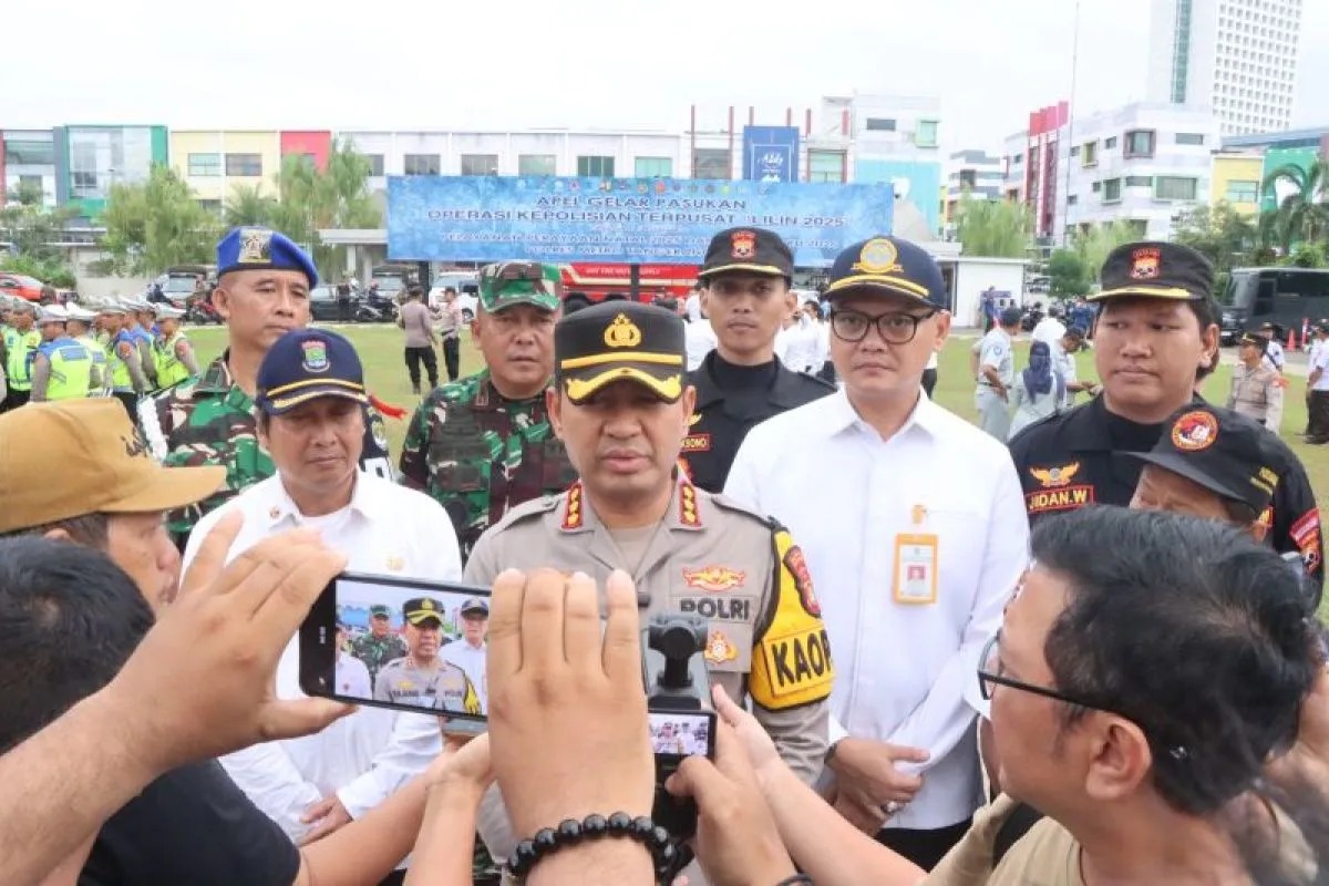 Kapolres Metro Tangerang Kota Kombes Raden Muhammad Jauhari sedang meninjau kesiapan drone patrol presisi dan perangkat E-TLE mobile di Mapolres Tangerang Kota