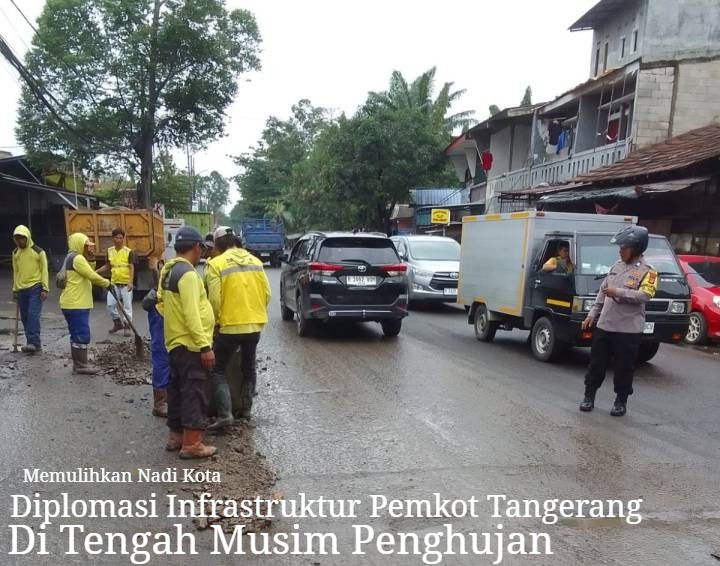 etugas Dinas PUPR Kota Tangerang sedang melakukan penambalan jalan berlubang di Jalan Husein Sastranegara menggunakan material RAP untuk kelancaran akses bandara.