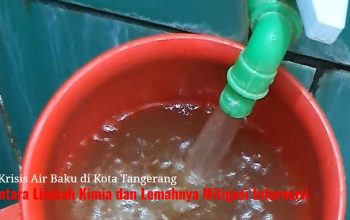 Kondisi air PAM berwarna cokelat di bak penampungan warga Keroncong Kota Tangerang pasca pencemaran Sungai Cisadane oleh limbah kimia