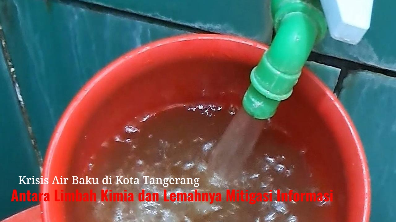 Kondisi air PAM berwarna cokelat di bak penampungan warga Keroncong Kota Tangerang pasca pencemaran Sungai Cisadane oleh limbah kimia