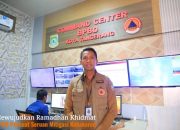 Petugas BPBD memberikan edukasi pencegahan kebakaran dan simulasi penggunaan APAR kepada warga di pemukiman padat saat bulan Ramadhan.
