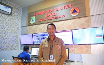 Petugas BPBD memberikan edukasi pencegahan kebakaran dan simulasi penggunaan APAR kepada warga di pemukiman padat saat bulan Ramadhan.