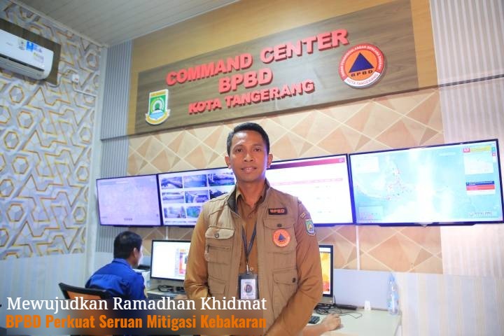 Petugas BPBD memberikan edukasi pencegahan kebakaran dan simulasi penggunaan APAR kepada warga di pemukiman padat saat bulan Ramadhan.