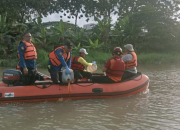 Petugas BPBD dan relawan menggunakan perahu karet menyemprotkan ekoenzim ke aliran Sungai Cisadane yang terdampak pencemaran.