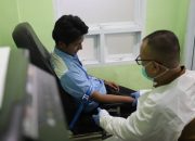 Papan informasi jam pelayanan baru di salah satu Puskesmas di Kota Tangerang guna memudahkan akses informasi bagi warga selama bulan Ramadan.