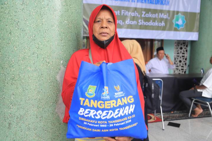 Wali Kota Tangerang, H. Sachrudin, menyerahkan secara simbolis paket sembako bantuan ASN dan masyarakat kepada warga lansia dalam acara Tangerang Bersedekah.