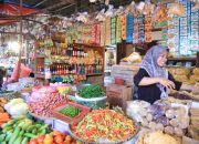 Kepala Disperindagkop UKM Kota Tangerang, Suli Rosadi, melakukan sidak harga komoditas pangan di pasar tradisional untuk memastikan keterjangkauan harga bagi masyarakat.