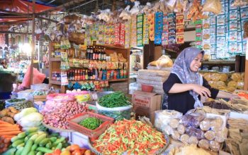 Kepala Disperindagkop UKM Kota Tangerang, Suli Rosadi, melakukan sidak harga komoditas pangan di pasar tradisional untuk memastikan keterjangkauan harga bagi masyarakat.