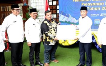Kepala Dinas Pendidikan Kota Tangerang Wahyudi Iskandar menerima penghargaan dari Ombudsman RI Perwakilan Banten atas pencapaian kategori sangat baik dalam pelayanan publik tahun 2025.