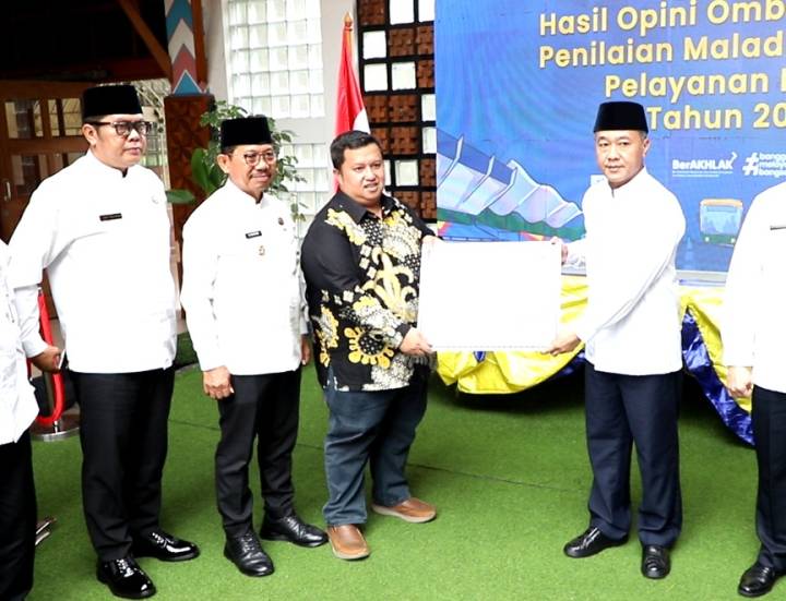 Kepala Dinas Pendidikan Kota Tangerang Wahyudi Iskandar menerima penghargaan dari Ombudsman RI Perwakilan Banten atas pencapaian kategori sangat baik dalam pelayanan publik tahun 2025.