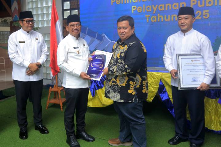 Wali Kota Tangerang H. Sachrudin menerima penghargaan Opini Kualitas Tinggi dari Kepala Perwakilan Ombudsman RI Provinsi Banten sebagai pengakuan atas tata kelola pemerintahan yang bersih dan responsif.