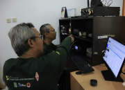 Anggota ORARI sedang memonitor perangkat radio amatir untuk kompetisi Cisadane Contest 2026 di Tangerang.