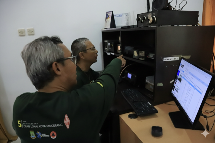 Anggota ORARI sedang memonitor perangkat radio amatir untuk kompetisi Cisadane Contest 2026 di Tangerang.
