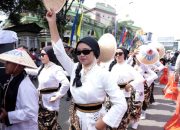Peserta karnaval budaya HUT ke-33 Kota Tangerang mengenakan pakaian adat dan kostum kreatif di depan Masjid Agung Al-Ittihad.