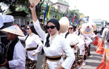 Peserta karnaval budaya HUT ke-33 Kota Tangerang mengenakan pakaian adat dan kostum kreatif di depan Masjid Agung Al-Ittihad.