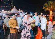 Suasana khidmat ribuan jemaah saat melaksanakan salat tarawih perdana di Masjid Raya Al-A'zhom yang dihadiri oleh Wakil Wali Kota Tangerang.