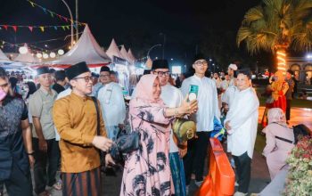Suasana khidmat ribuan jemaah saat melaksanakan salat tarawih perdana di Masjid Raya Al-A'zhom yang dihadiri oleh Wakil Wali Kota Tangerang.