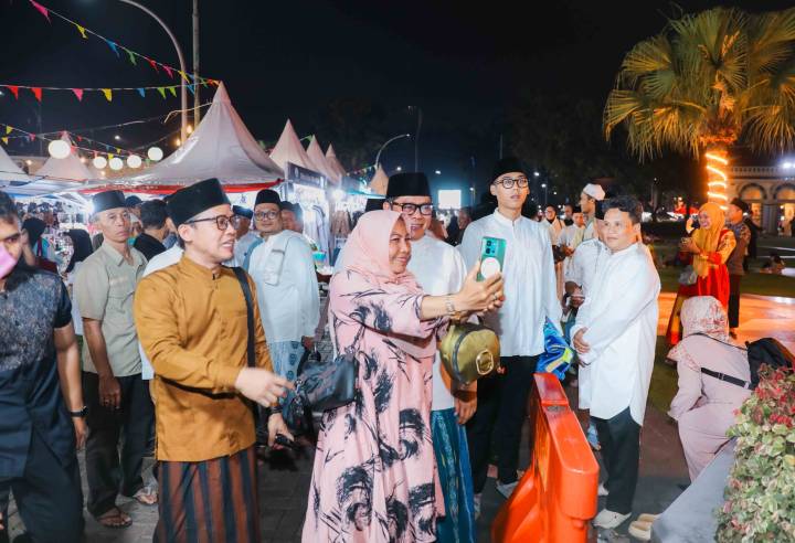 Suasana khidmat ribuan jemaah saat melaksanakan salat tarawih perdana di Masjid Raya Al-A'zhom yang dihadiri oleh Wakil Wali Kota Tangerang.