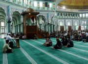 Sekretaris Daerah Kota Tangerang, Herman Suwarman, memberikan arahan dalam pembukaan Pengajian Pegawai di Masjid Raya Al-A'zhom.