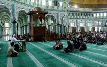 Sekretaris Daerah Kota Tangerang, Herman Suwarman, memberikan arahan dalam pembukaan Pengajian Pegawai di Masjid Raya Al-A'zhom.