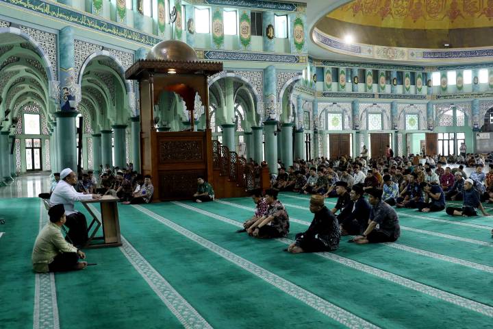 Sekretaris Daerah Kota Tangerang, Herman Suwarman, memberikan arahan dalam pembukaan Pengajian Pegawai di Masjid Raya Al-A'zhom.