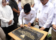 Peresmian Pos Kesehatan Merah Putih di pasar tradisional Tangerang oleh Wamenkes RI untuk layanan kesehatan masyarakat.