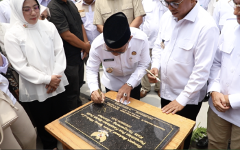 Peresmian Pos Kesehatan Merah Putih di pasar tradisional Tangerang oleh Wamenkes RI untuk layanan kesehatan masyarakat.