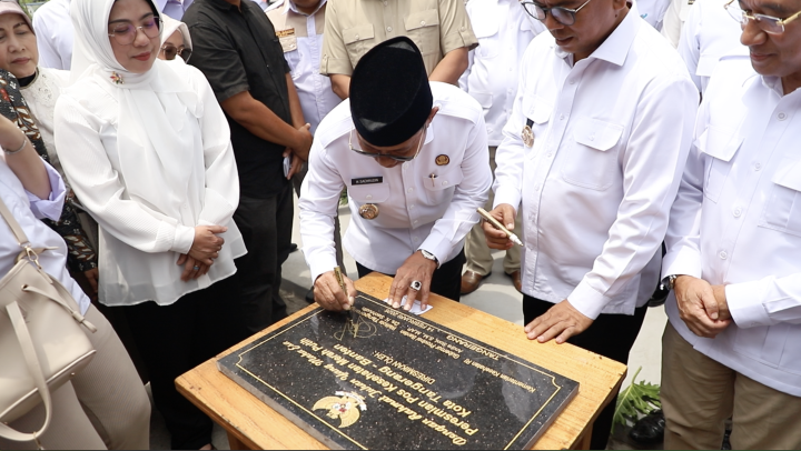 Peresmian Pos Kesehatan Merah Putih di pasar tradisional Tangerang oleh Wamenkes RI untuk layanan kesehatan masyarakat.