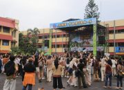 Penampilan Utopia Band di acara Pensi SMK Yadika 4 dalam rangka memperingati ulang tahun ke-50 Yayasan Yadika.
