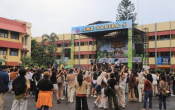 Penampilan Utopia Band di acara Pensi SMK Yadika 4 dalam rangka memperingati ulang tahun ke-50 Yayasan Yadika.