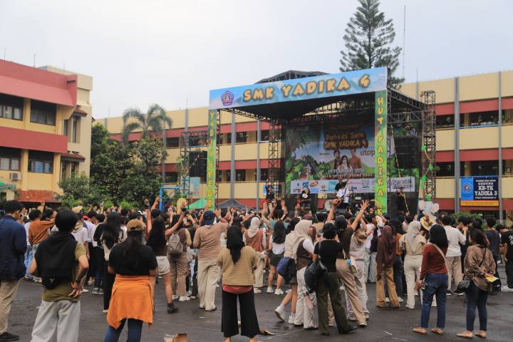 Penampilan Utopia Band di acara Pensi SMK Yadika 4 dalam rangka memperingati ulang tahun ke-50 Yayasan Yadika.