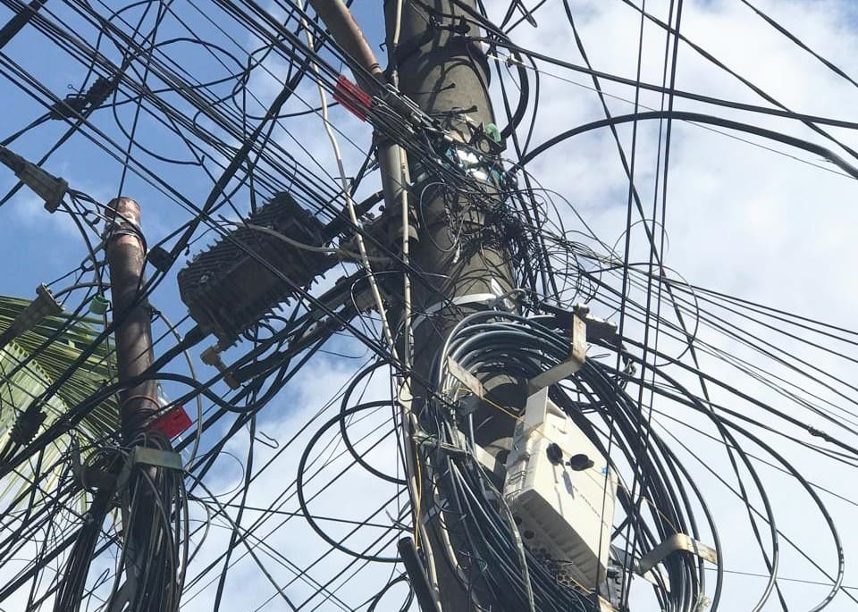 "Foto dokumentasi deretan tiang kabel internet yang semrawut di bahu jalan kawasan Cipondoh, Tangerang, yang menjadi objek dugaan pungutan liar oleh oknum pejabat."