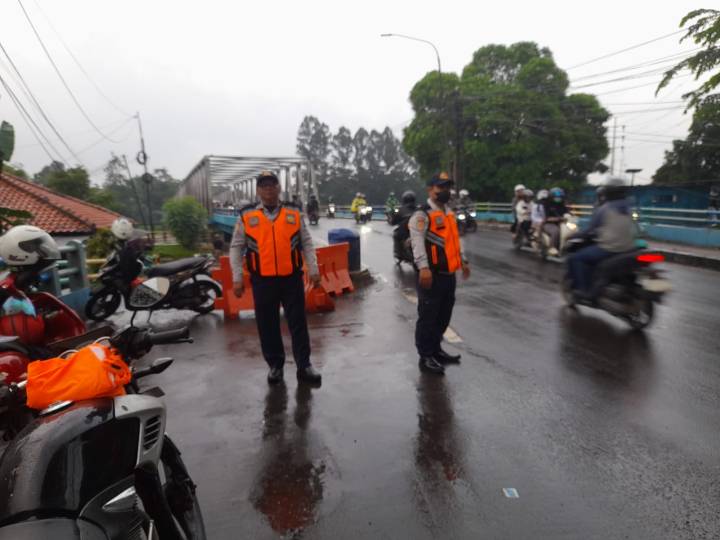 Petugas Dishub Kota Tangerang bersama Satlantas Polres Metro Tangerang Kota sedang melakukan pengaturan arus lalu lintas dan sosialisasi tertib berkendara kepada pengguna jalan di Jalan Jenderal Sudirman