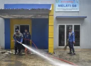 Penyemprotan Posyandu Periuk damai oleh petuga BPBD Kota Tangerang