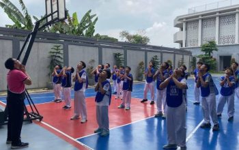 Petugas Dinas Kesehatan Kota Tangerang memberikan penyuluhan kesehatan kepada santri remaja di sebuah pondok pesantren di Karawaci