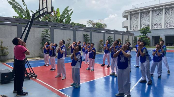 Petugas Dinas Kesehatan Kota Tangerang memberikan penyuluhan kesehatan kepada santri remaja di sebuah pondok pesantren di Karawaci