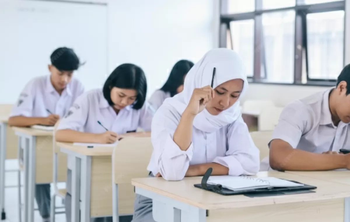 Suasana ruang kelas SMA di Banten di mana siswa fokus mengikuti kegiatan belajar mengajar tanpa menggunakan telepon seluler setelah diterbitkannya Surat Edaran Dindikbud Banten 2026