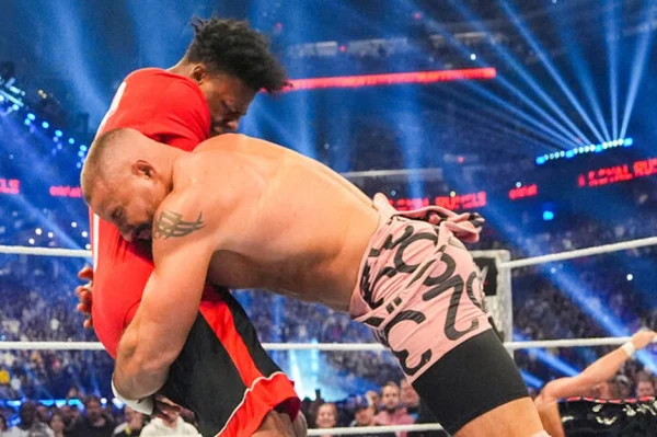 YouTuber IShowSpeed tampil di ajang WWE Royal Rumble 2025 dan mendapatkan perawatan medis usai diseruduk secara brutal oleh Bron Breakker.